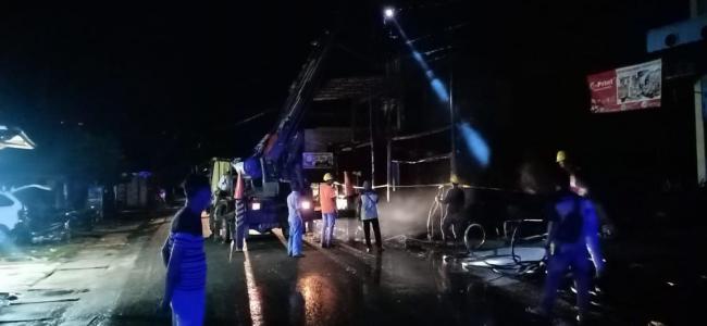 Warga Terharu Aksi Petugas PLN Natuna Berjibaku Perbaiki Jaringan Usai Kebakaran