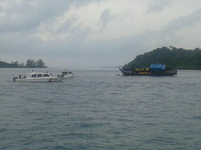 Petugas Evakuasi ABK Kapal Ikan Tabrak Karang di Bintan