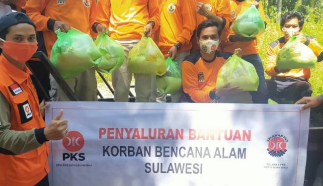 Relawan PKS Kepri Bagi Sembako Bantu Korban Gempa Sulawesi