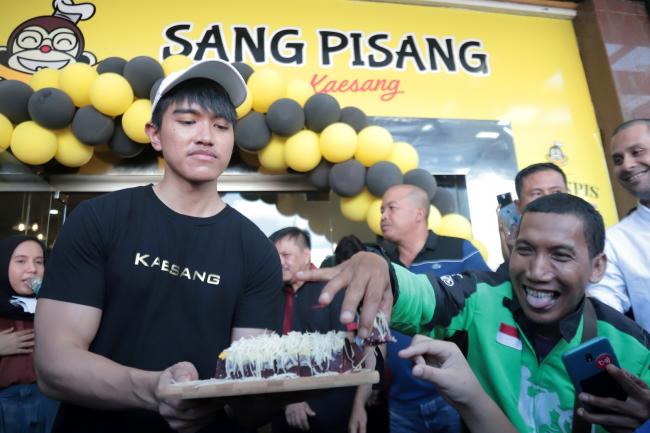 Rasa Gembira Abang Ojek Online Mencicipi Sang Pisang Kaesang
