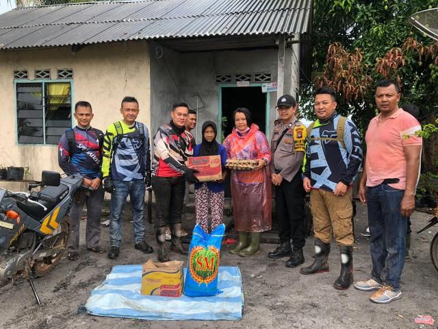 Sambut Hari Ibu, Polres Lingga Bagikan Sembako ke Warga Kurang Mampu