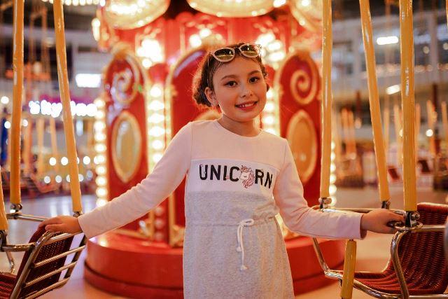Shaniya MacLeod, Ava Max Cilik yang Tumbuh dari Batam