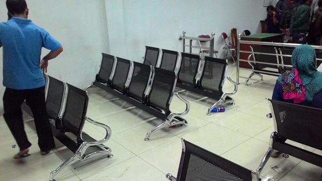 [BREAKINGNEWS] Sidang Pelanggar Lalu Lintas di PN Batam Ricuh. Kaca dan Kursi Pengadilan Hancur