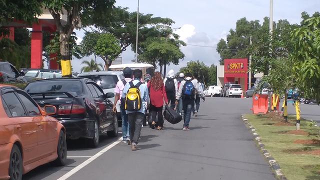 Pagi-pagi, Puluhan TKI Asal Surabaya Jalan Kaki Keluar dari Polda Kepri
