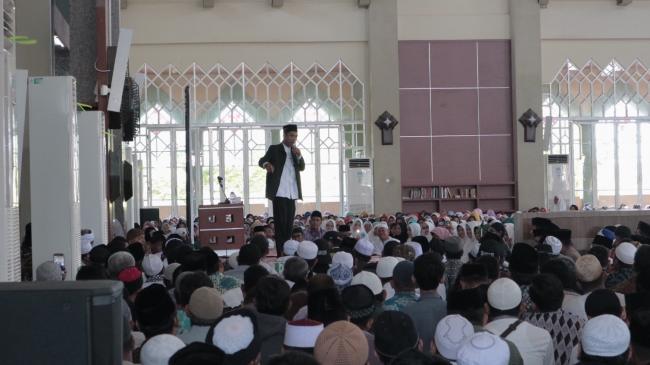 Tausyiah UAS di Masjid Agung Batam Disesaki Jamaah