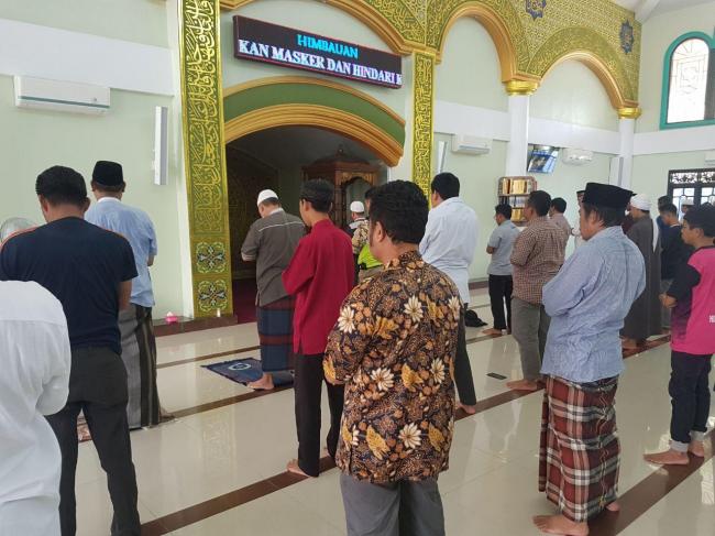 Penampakan Salat Jemaah Masjid di Batam Terapkan Social Distancing
