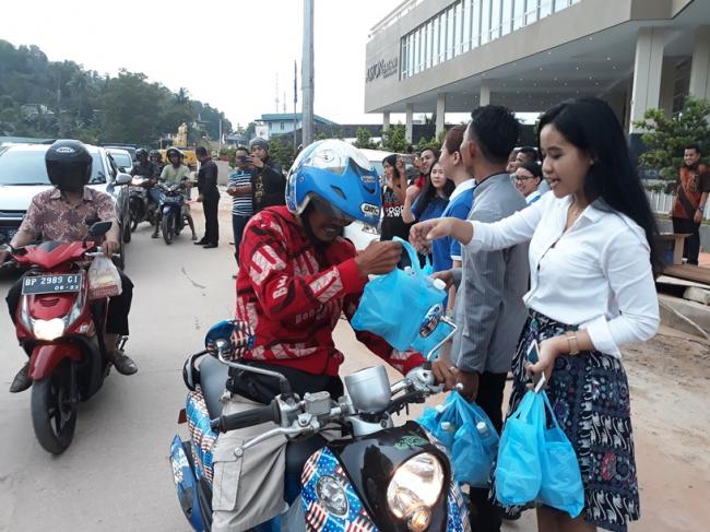 Kolak Pisang dan Kurma untuk Pengendara di Jalan dari Aston Hotel