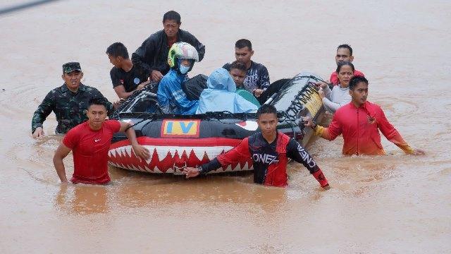 Banjir, Warga Perumahan Elang Regency Dievakuasi Pakai Perahu Karet