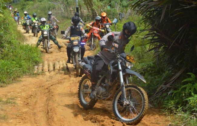 TNI-Polri di Natuna Kendarai Motor Trail Bagikan Paket Sembako