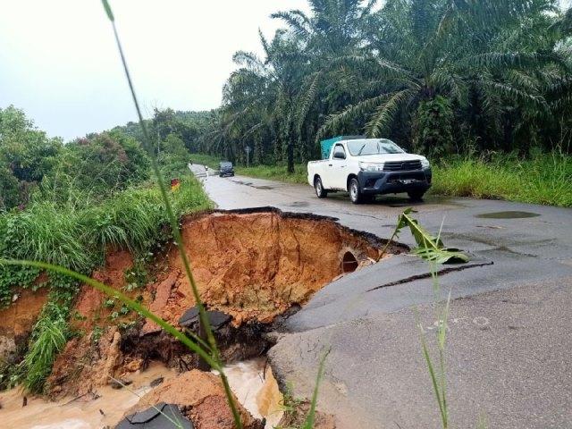 Jalan Tirta Madu Longsor, Akses Kijang-Toapaya Terancam Putus