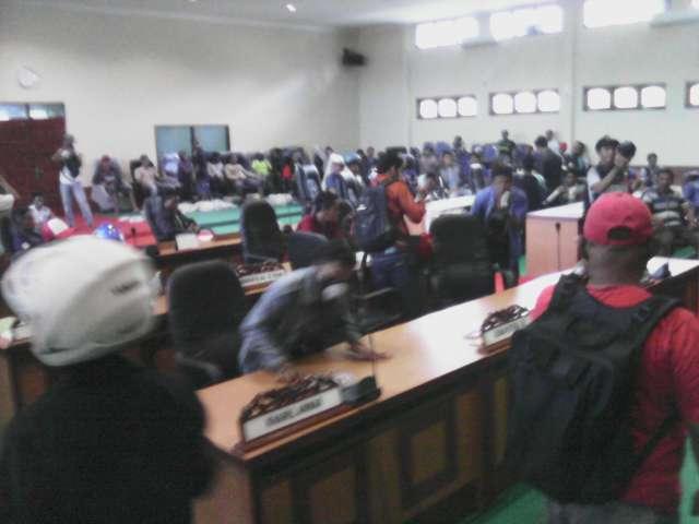 Massa Obok-obok Ruang Paripurna DPRD Lingga, Dewan: Tangkap Koordinator Aksi