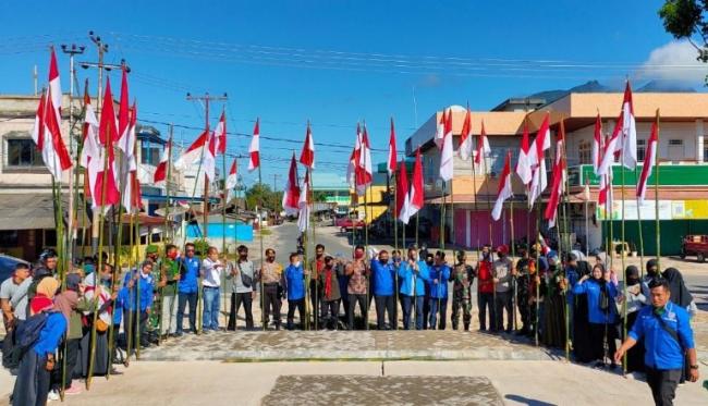 KNPI dan OKP Natuna `Pancang` Ratusan Bendera di Pantai Piwang