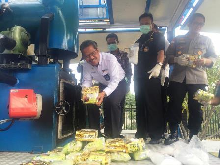 BNNP Kepri Bakar Barang Bukti Sabu 27 Kilogram dari 6 Kurir
