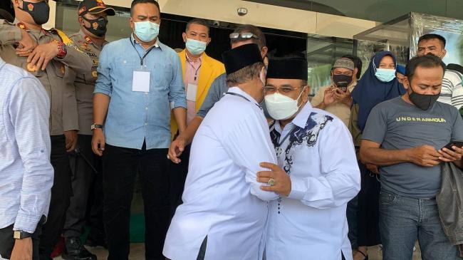 Rafiq-Anwar Berpelukan Usai Pleno Penetapan Bupati-Wabup Terpilih Karimun
