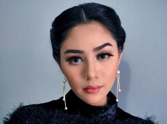 Saphira Indah si Cantik yang Melambung Lewat "Eiffel, Im in Love"