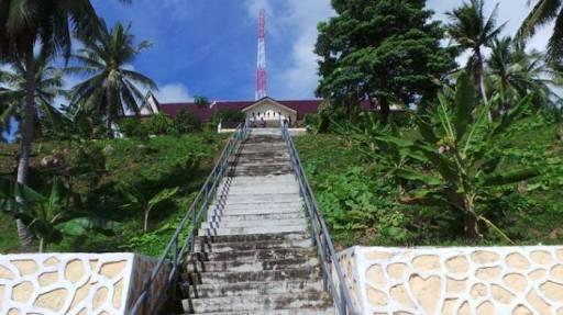Darurat Sinyal, Warga Anambas Terpaksa Daki Bukit 