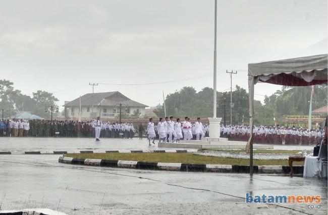 Meski Diguyur Hujan, Upacara Hari Pahlawan di Lingga Berlangsung Khidmat
