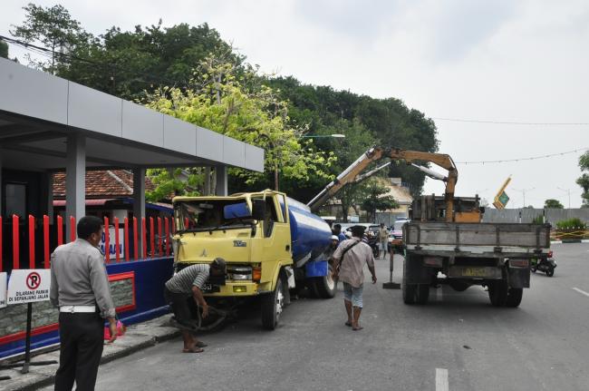 Duuum! Kantor Bea Cukai Tanjungbalai Karimun Ditabrak Lori Air. Kasihan, Sopir Terjepit di Kemudi