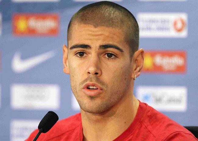 Victor Valdes Resmi Berseragam Manchester United