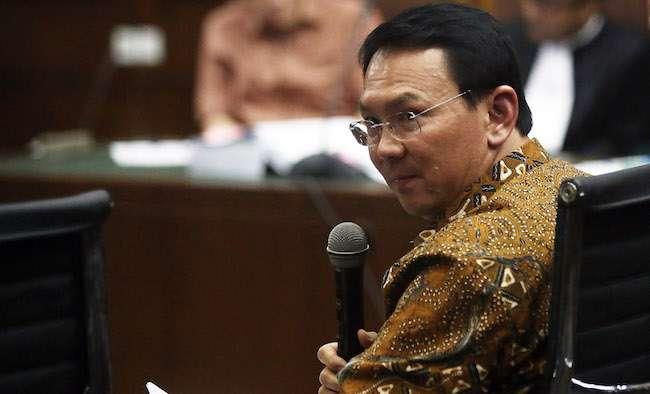 Ahok Menangis Bacakan Nota Keberatan