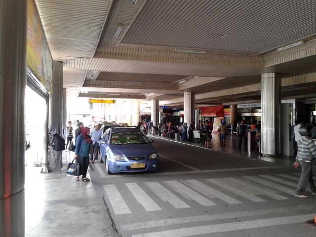 Otoritas Bandara Hang Nadim Gusur Polsek dan Gerai Pedagang di Area Terminal