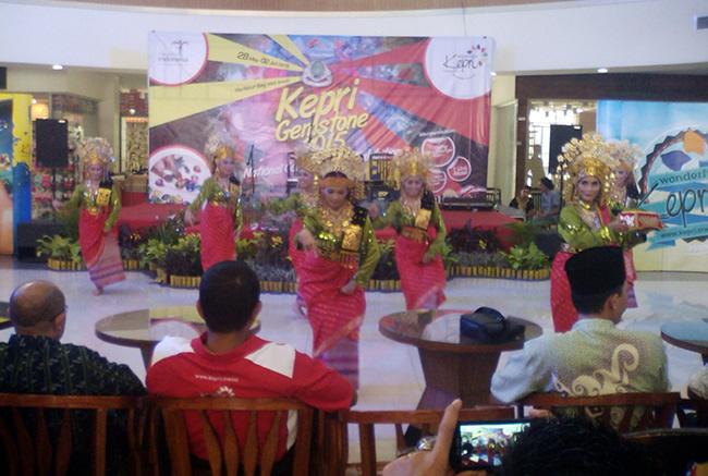 Berhadiah Mobil, Kadis Pariwisata Guntur Sakti Resmi Buka Kepri Gemstone 2015 