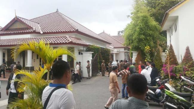 Manajer PLN Riau-Kepri Kena Bogem Pengunjuk Rasa di Tanjungpinang