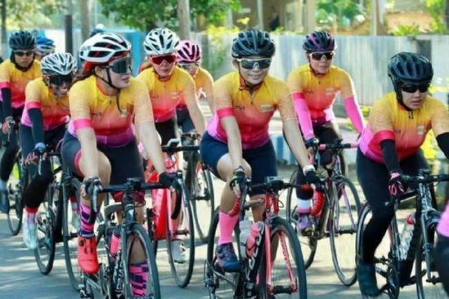 5 Hal yang Dilarang Dilakukan Pesepeda di Jalan Raya