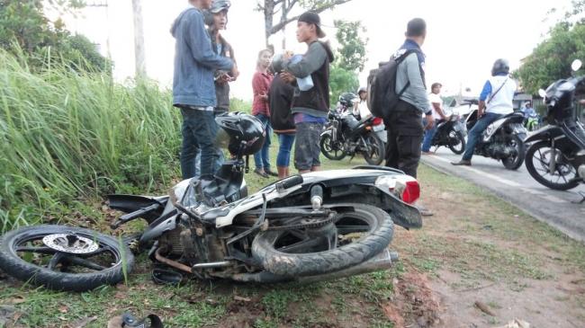 Dua Sepeda Motor Tabrakan di Batu 17, Tiga Orang Terkapar Tak Sadarkan Diri