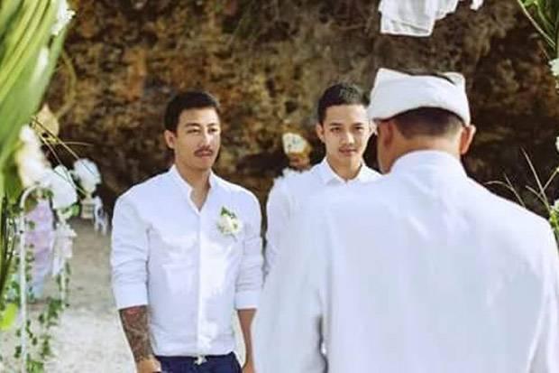 Heboh, Dua Pria Tampan Menikah di Bali