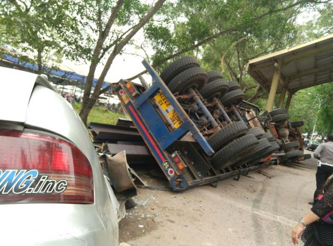 Mobil Trailer Terbalik di Gerbang Pelabuhan Sekupang