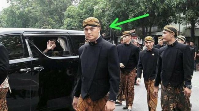 Bikin Klepek-klepek, Ini Sosok Paspampres Ganteng yang Lagi Viral  