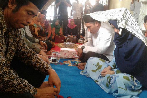 Korban Persekusi yang Diarak Telanjang Akhirnya Menikah