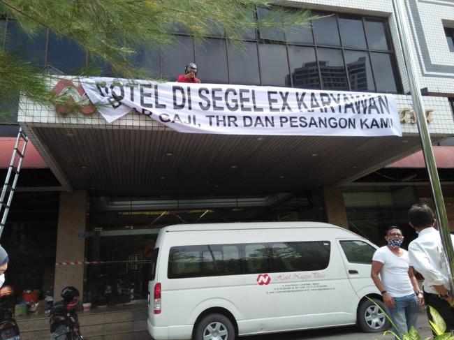 Bangunan Hotel Nagoya Plaza Disegel Eks Karyawan