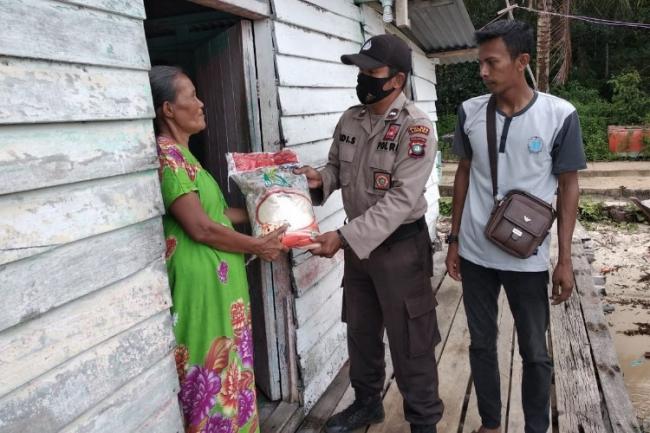 Polres Lingga Bagi-bagi Sembako ke Warga Penuba Timur