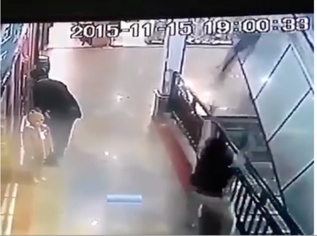 [VIDEO] Dramatis! Seorang Bocah Jatuh dari Eskalator Disambut Seorang Pria 