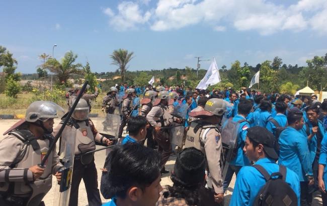Detik-detik Jelang Bentrok Mahasiswa UMRAH dengan Polisi