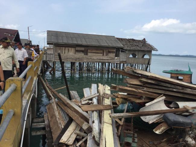 Bupati Karimun Tinjau Korban Puting Beliung di Desa Sugie