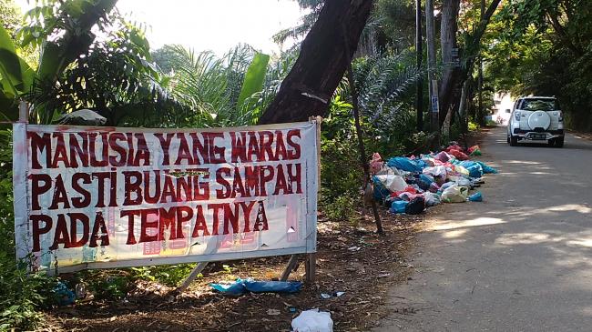 FOTO: TPS Tak Tersedia, Warga Bengkong Buang Sampah Sembarangan