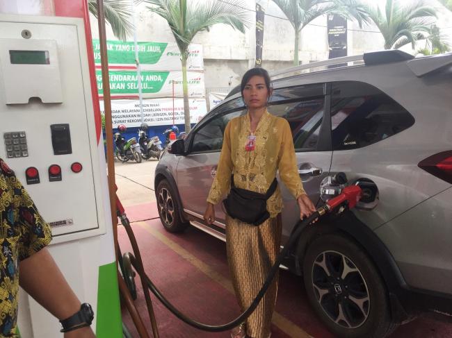 Ada Ibu Kartini Isikan Bahan Bakar Kendaraan di SPBU Seraya