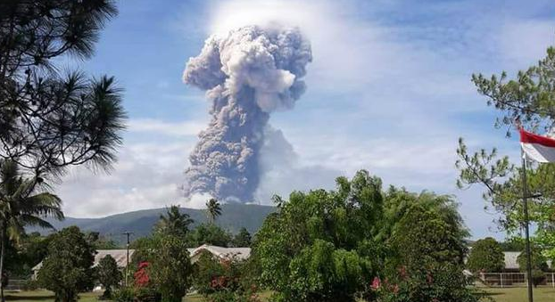 Ngeri, Begini Muntahan Lava Pijar Gunung Soputan Dilihat dari Dekat