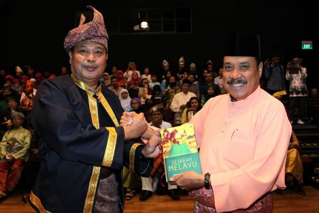 Ahmad Dahlan Luncurkan Buku Sejarah Melayu di Singapura
