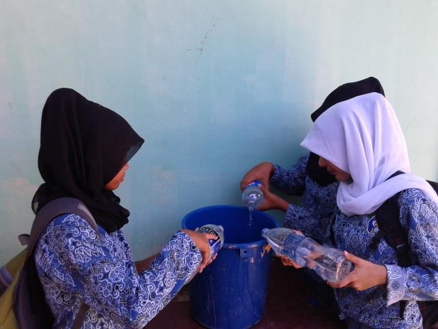 Kesulitan Air Bersih, Siswa di Pulau Kasu Diwajibkan Bawa Air ke Sekolah