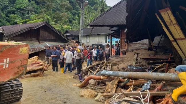 Mobil Kadis Sosial Mandailing Natal Terseret Banjir, Begini Penampakannya
