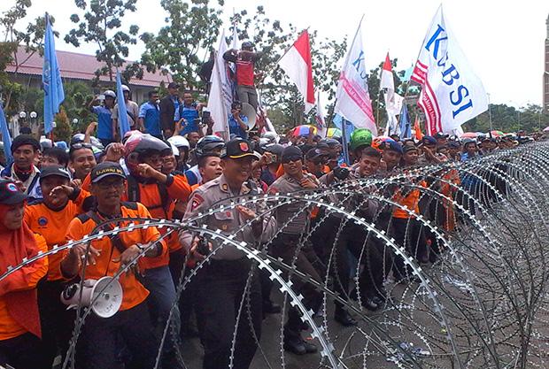 Wali Kota Batam Tidak Juga Muncul, Buruh Joget dengan Polisi