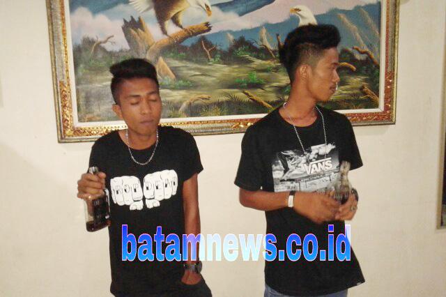 Ini Gaya Dua Pemuda Mabuk Berat yang Diamankan Petugas Polsek Sekupang 