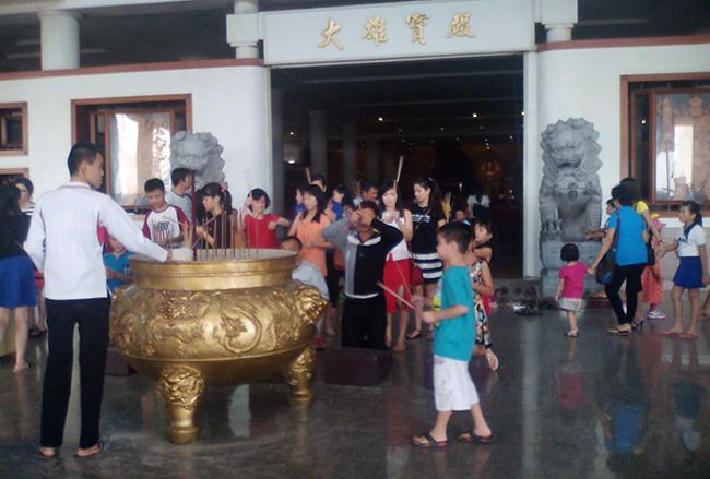 Ribuan Wisatawan Asing Padati Vihara Duta Maitreya Peringati Waisak 2559