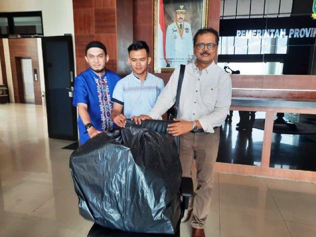 Pengacara Nurdin Basirun Angkut Setumpuk Dokumen dari Kantor Gubernur