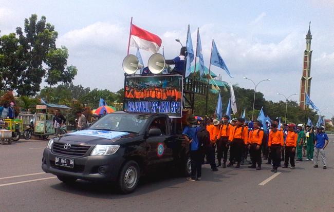 [BREAKINGNEWS] Ratusan Buruh Geruduk Kantor Disnaker Batam 