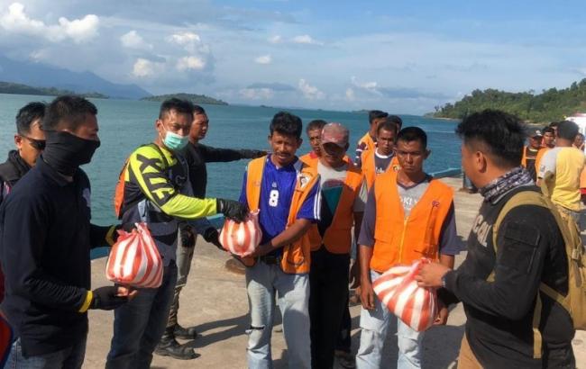 Polres Lingga Bagi Puluhan Paket Sembako untuk Buruh Pelabuhan Jagoh